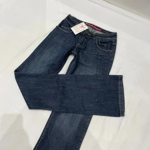 Lågmidjade bootcut jeans🤩 - INGEN BILD PÅ pga FÖRSMÅ❤️Nya med lappar kvar!!! Midja 33 cm rakt över plus lite stretch, gren 18 cm och innerben 87 cm💕