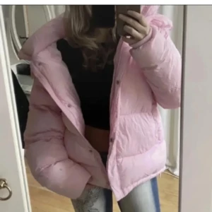 Rosa pufferjacka bik bok - Säljer en snygg rosa pufferjacka som är perfekt för kyliga dagar. Aldrig använt den, som ny! Första bilden är lånad andra är min, kom privat för flera bilder🎀💗