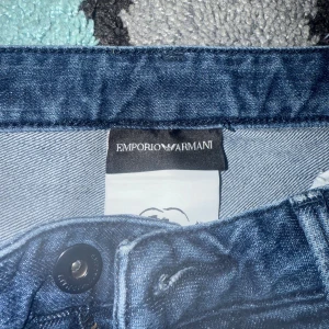 Emporio Armani jeans - Mörkblåa jeans från emporio armani, väldigt bra skick knappt använda, pris kan diskuteras