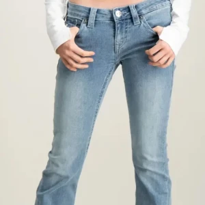 Blå bootcut jeans - Snygga blå bootcut jeans med låg midja och klassisk femficksdesign. Jeansen har en knapp och dragkedja framtill samt dekorativa sömmar på bakfickorna.