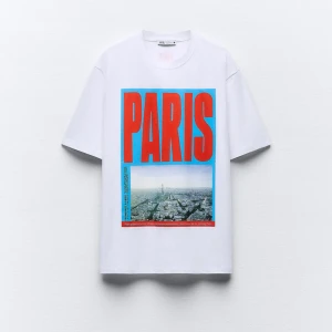 Vit t-shirt med tryck från zara - Oanvänd nygg vit t-shirt från Zara som inte säljs längre! Nypris 300kr, Perfekt för en casual look.