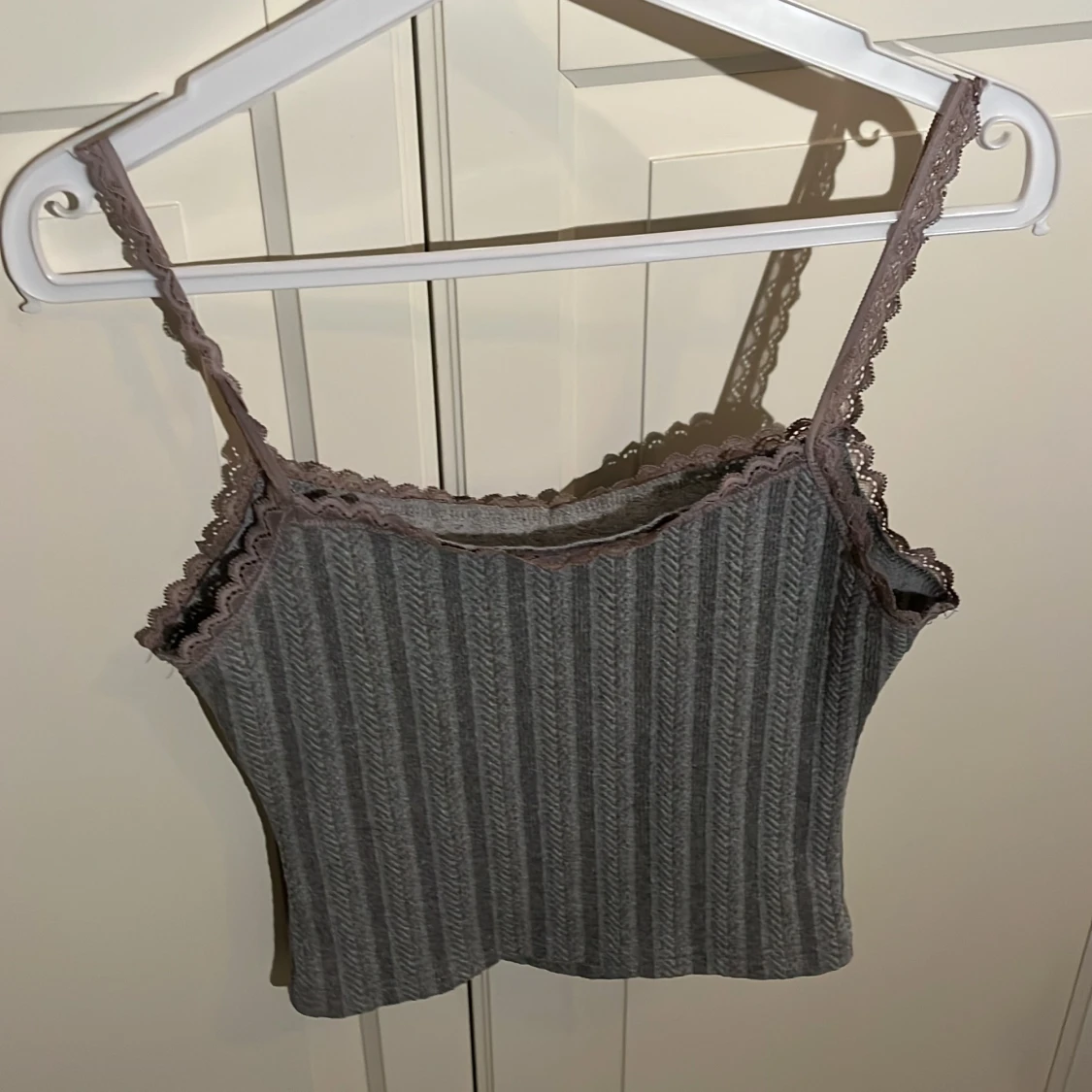 Gråttlinne med spets och en liten rosett - 91