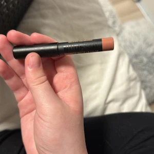 Magnetic Matte Lip Color - Snygg läppenna i en matt, jordnära nyans. Perfekt för att skapa en naturlig look med långvarig hållbarhet. Enkel att applicera och ger en mjuk känsla på läpparna.