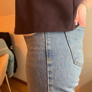 Blå straight jeans från Abrand - Blå straight jeans i en klassisk look från Abrand jeans. Uppsydda för mig som är ca 161 men har nu innebendslängd på 73 cm. 😊 Pris kan diskuteras! Nypris: ca 999 kr