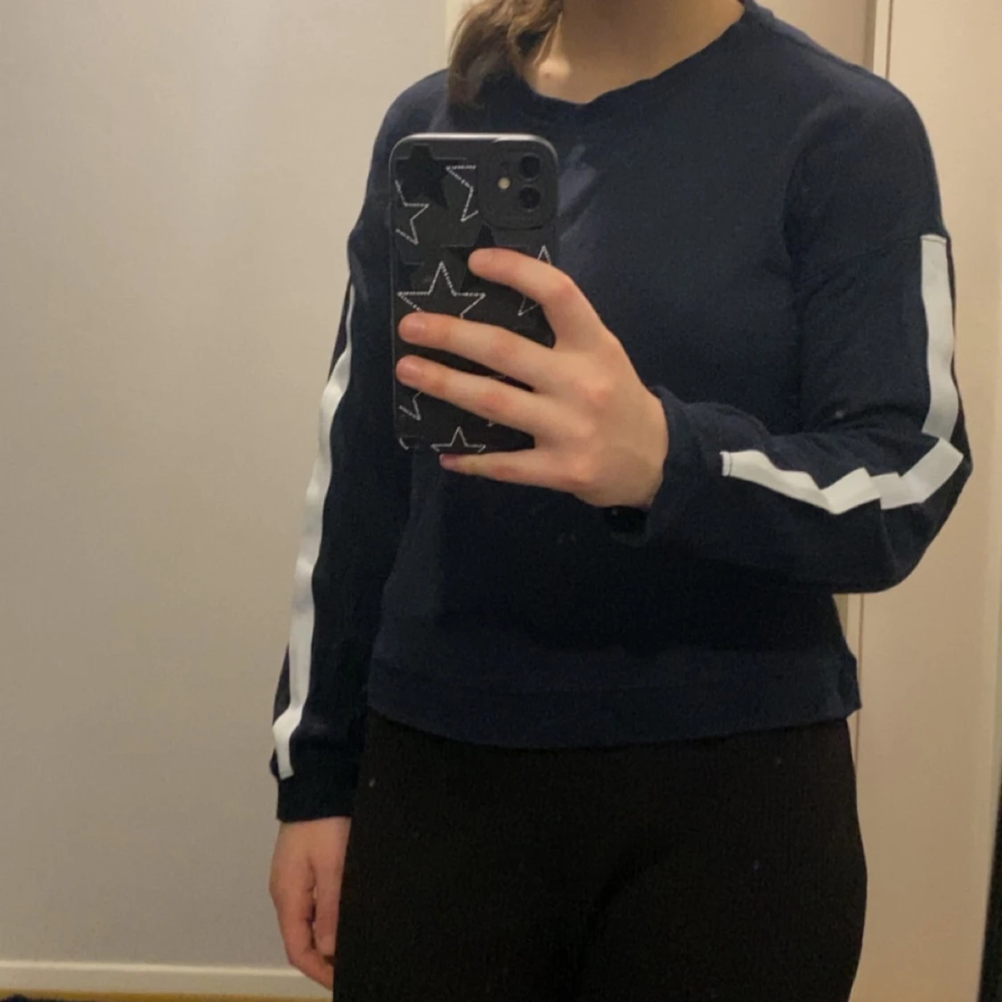 Mörkblå tröja med vita ränder