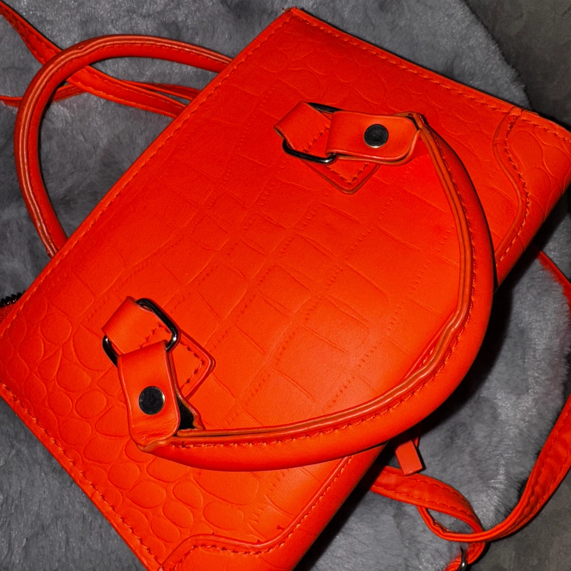 Orange handväska med krokodilmönster - 91