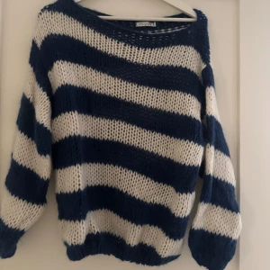 Randig stickad tröja - Mysig stickad tröja med breda ränder i marinblått och vitt från design by si! Använd max 3 gånger så i princip ny 🤍 storlek xs/s
