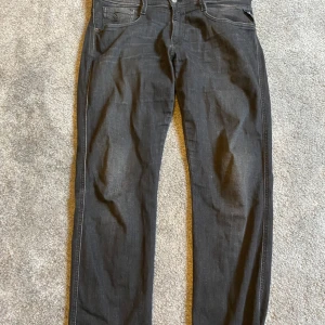 Svarta replay jeans 33 - Säljer ett par snygga svarta replay jeans i storleken 33 34. Dem har hyperflex. Skriv för funderingar.
