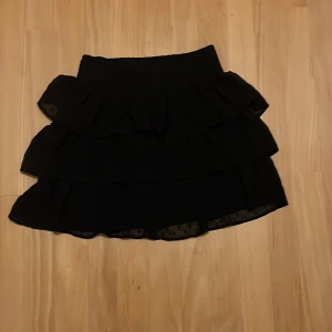 Svart volangkjol - Säljer denna svarta volangkjol från Lindex då den inte passar min stil