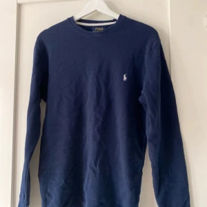 Polo Ralph Lauren tröja - Hej! Säljer min tröja från Polo Ralph Lauren. Tröjan är tillverkad i 100% bomull och storlek Medium i herr storlek. Mycket bra skick. Skriv vid frågor. 