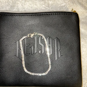 Elegant Kejsarlänk Armband i Äkta 925 Silver – 2,5 mm - Stilrent kejsarlänk armband tillverkat i äkta 925 sterling silver med en bredd på 2,5 mm. Perfekt för både vardag och fest, med en tidlös och elegant design som passar alla stilar.