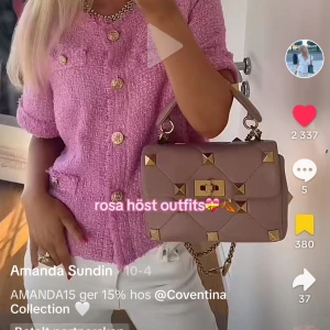 Rosa topp med guldknappar - Snygg rosa topp med guldknappar. Köpt på conventina för 700. Toppen säljs ej i denna färg längre. Passar storlek M/L. Aldrig använd!🫶🏼🫶🏼(lånade bilder)