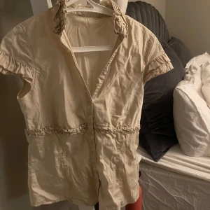 Gammelrosa skjort/blus - Jättesöt skjorta/blus köpt secondhand med inga defekter💕säljer då den knappt kommer till användning längre. Passar både storlek 36 och 38