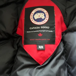 DAM canada goose jacka - Tjena tjena säljer en dam canada goose jacka perfekt för vintern! Jackan har inga skador. OBS JACKAN BEHÖVER EN KEMTVÄTT, därav priset