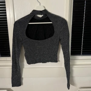 Glitter tröja - Super söt glitter tröja med öppen rygg, perfekt till nårsafton!🩷🎄