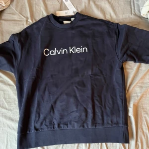 Svart sweatshirt från Calvin Klein - Säljer en calvinklein sweatshirt helt ny fick i julklapp men säljs då det är fel storlek Storleken är M men Passar även S Sprillans NY aldrig använd 