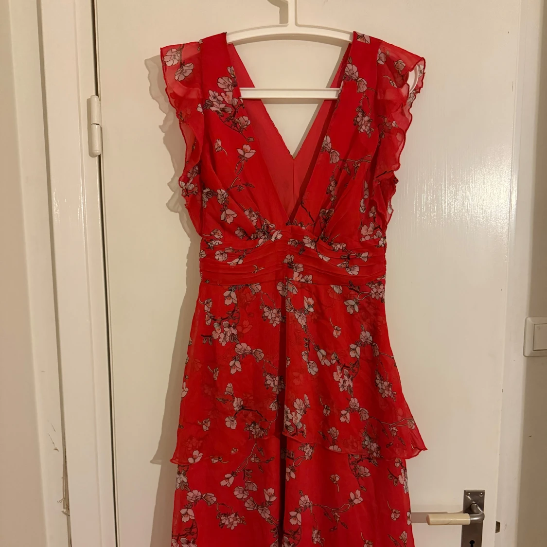 Röd blommig klänning - 90