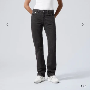 Svarta jeansbyxor - Snygga svarta jeansbyxor med en klassisk straight passform. De har en låg midja och femficksdesign, perfekt för en stilren look. Passar bra till både sneakers och klackar.