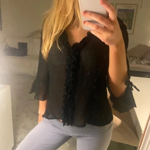 Svart blus  - Svart blus i lite rutigt material