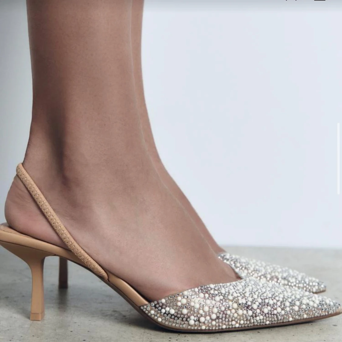 Glittriga pumps med pärlor - 90