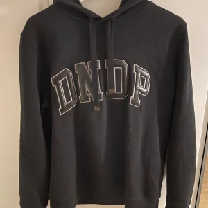 Dondup hoodie - Säljer en stilren hoodie från dondup, skick 9,5/10. Storlek S. Hör gärna av er vid frågor eller intresse!👍