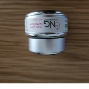 Nagelgel Thick Cover från NAGELGIGANTEN - Nagelgel i en liten burk från NAGELGIGANTEN. Produkten heter Thick Cover och är designad för att ge ett tjockt och hållbart lager på naglarna. Perfekt för att skapa en professionell manikyr hemma.