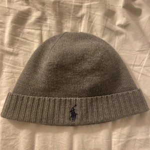 Ralph Lauren mössa - Säljer nu min grå Ralph lauren mössa. Mössan har inga alls defekter och inprinsip som ny. Bara att skriva vid frågor.