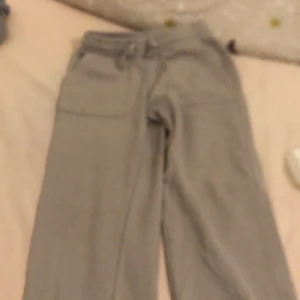Grå mjukisbyxor med snörning - Säljer ett par bekväma grå mjukisbyxor med elastisk midja och snörning. Perfekta för en avslappnad dag hemma eller på språng. Byxorna har praktiska fickor och en loose passform.