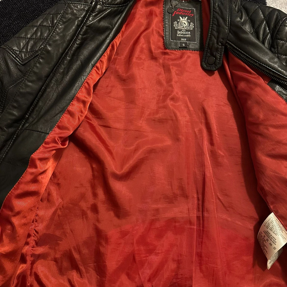 Svart skinnjacka med quiltade detaljer - 91