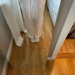 Vita byxor från Gina Tricot - Säljer ett par vita byxor från Gina Tricot i storlek S. jättesköna men de använda inte längre 