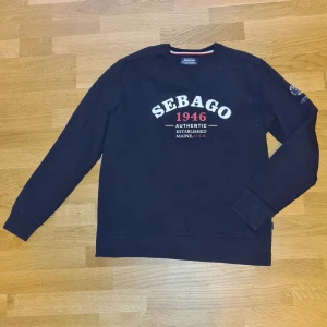 Sebago collegetröja - Svart tröja från Sebago. Knappt använd, mycket fin och fräsch.