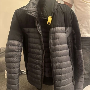 Parajumper jacka  - Säljer min  höst/vinter  jacka som jag har växt ur och är för liten för mig , fö Det är en limited edition jacka köptes förra året på johnells .kan tänka mig och byta även