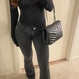 Lågmidjade svarta bootcut jeans  - Jätte fina low Waist bootcut jeans 🖤dem är från Bikbok och är stretchiga, passat någon upp till 160cm