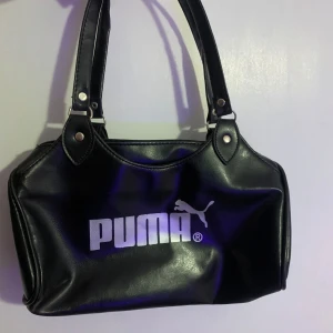 puma mini bowlingbag  - liten bowlingbag från puma💗