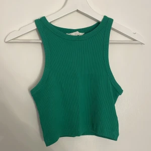 Grön ribbad crop top - Snygg grön ribbad crop top från H&M. Stretchig
