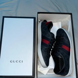 Gucci Ace - Säljer dess otroligt fräscha Gucci Ace skorna. Allt Og medföljer vid köp som visas i bilderna. Nypris på dessa ligger på 8200kr. Har ni fler frågor och funderingar hör av er🙌