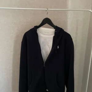  Marinblå zip från Ralph Lauren - Säljer denna marinblåa zip från Ralph lauren. Storlek M så tyvärr för stor för mig. Tröjan är knappt använd, max 15 gånger. Den har inga synliga defekter. Tyvärr så medföljer inget og men tröjan är givetvis äkta🙌 priset är inte hugget i sten 🪨 Har ni frågor är det bara att skriva.