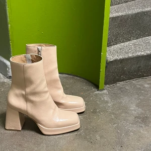 Boots beige  - Beiga boots med snygg klack. Helt oanvända. Säljer pga för små