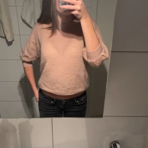 Stickad t shirt - Ljusrosa stickad T-shirt🩷 i jätte bra skick men har en super litet hål (se andra bilden) men verkligen inget man tänker på