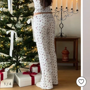 Pyjamasbyxor - Pyjamasbyxor från Nelly i storlek Xs. Nya med prislappar kvar. Säljer då jag köpte två storlekar och valde att behålla den andra storleken. Slutsålda på hemsidan