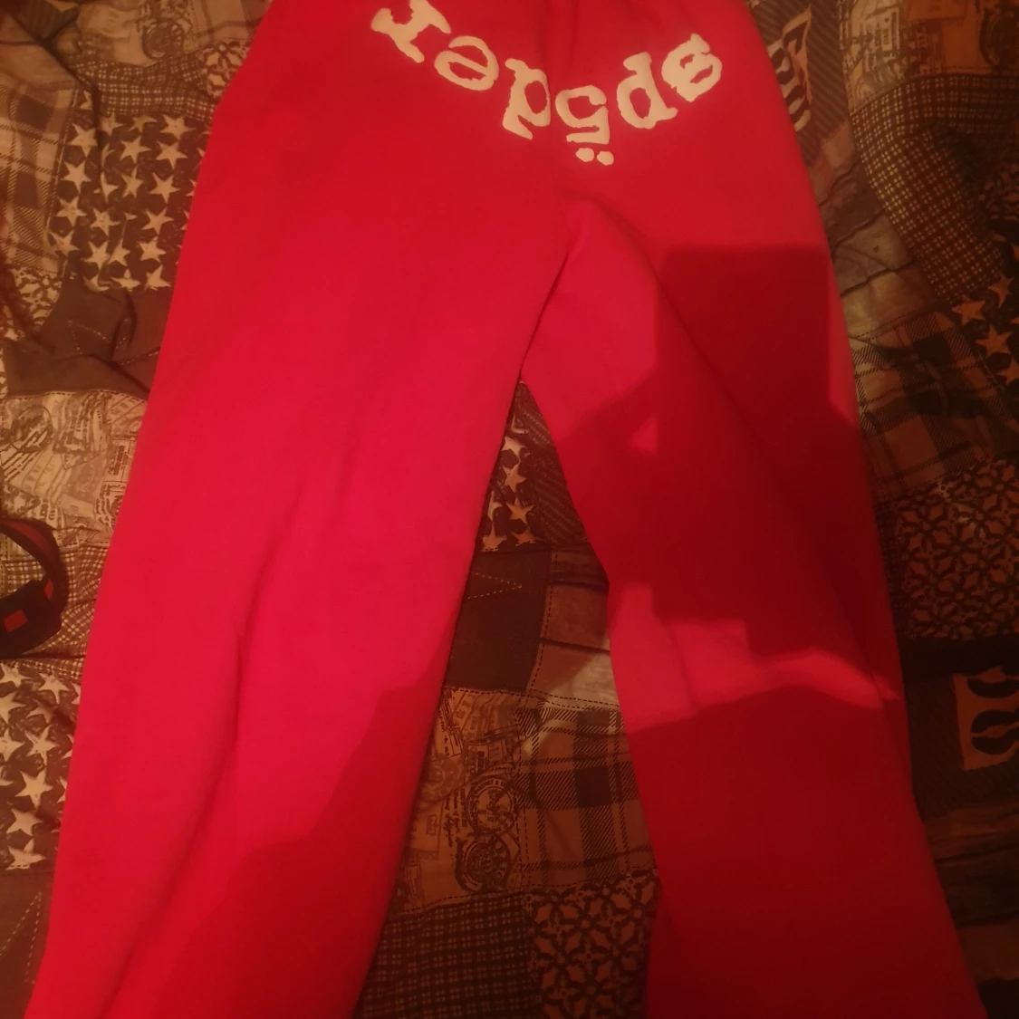 Röda mjukisbyxor med tryck