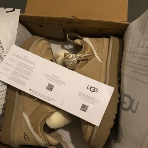 UGG lowmel  - Säljer ett par snygga SAND lowmel från UGG med snörning och mjukt foder. Hjälper min tjej att sälja skorna, har ni frågor är det bara att ställa! Priset är inte hugget i sten, nypris 3,299