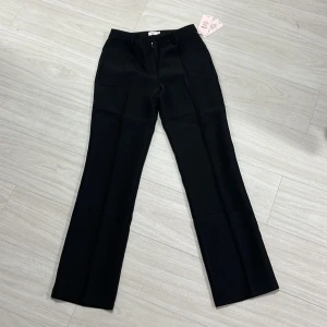 Svarta kostymbyxor från Nelly - Snygga svarta kostymbyxor från Nelly med låg midja och raka ben. Helt nya aldrig använda, lappen sitter kvar❤️❤️ nypris 399