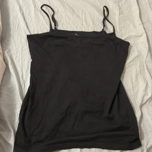 Svart linne  - Ett svart linne från ica i love eco. Använt 4-6 gånger typ 