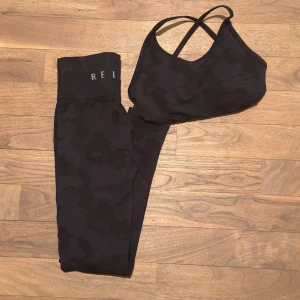 Relode camo scrunch sett - Träningsett från relode som har de bästa tränings kläderna, sitter jätte snyggt på. Säljer pga att jag har väldigt mycket träningskläder. Storlek xs i båda och nypris är 1200kr. Använd köp nu🫶🏼
