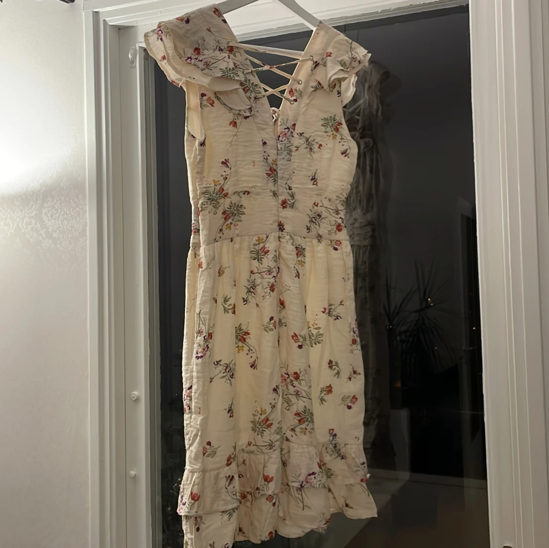 Blommig klänning med volangdetaljer - 90
