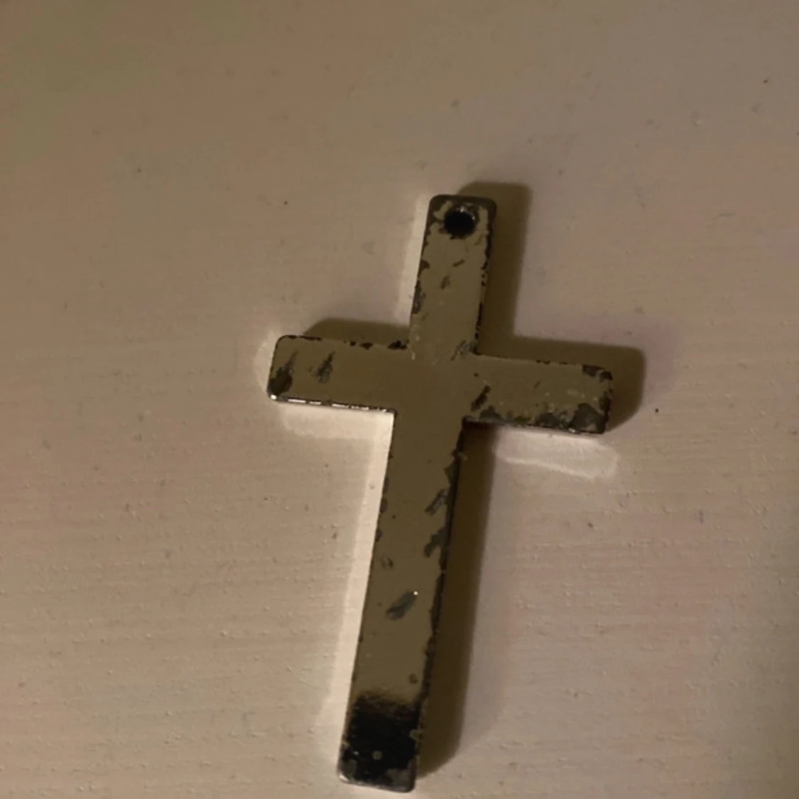 Två korsformade hängen i metall - 91