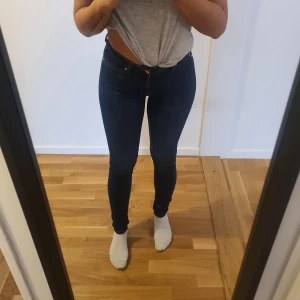 Mörkblå skinny jeans  - Aldrig använda!! Snygga mörkblåa skinny jeans från New Yorker. Perfekt passform med hög midja och klassisk femficksdesign. De är tillverkade i ett stretchigt material som ger en bekväm känsla hela dagen. Stl 24 men kan användas som storlek 25.