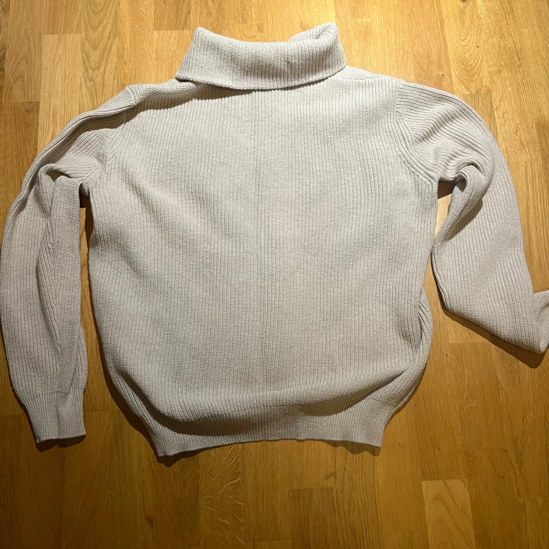 Beige stickad tröja från Bläck - 91