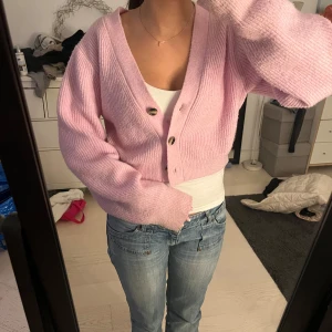 Rosa stickad kofta med knappar - Mysig rosa stickad kofta med stora knappar framtill. 